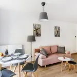 Beutiful Pearl Apartment In Tenement House In Center